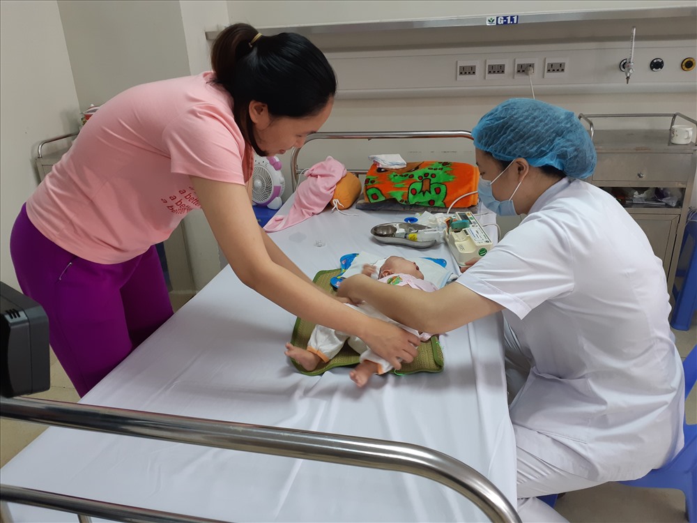 Một bệnh nhi viêm màng não đang được điều trị. Ảnh: T.Linh