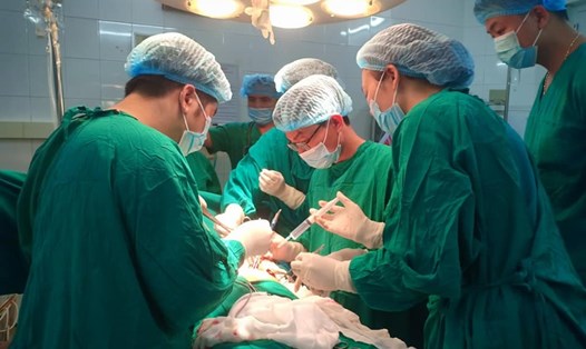 Các bác sĩ Bệnh viện Đa khoa Tuyên Quang phẫu thuật cấp cứu cho bệnh nhân.