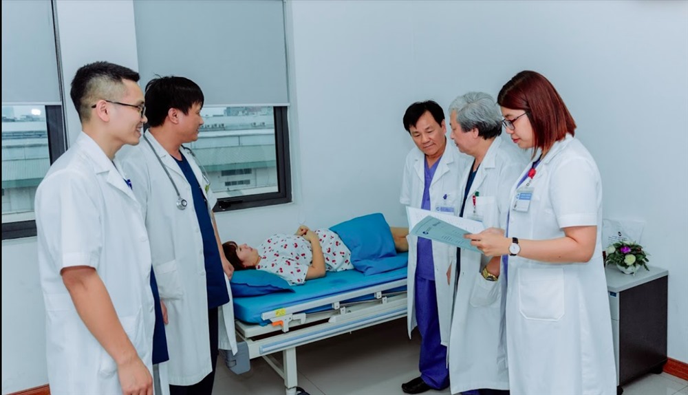 Các bác sĩ của BV Việt- Bỉ hội chẩn cho một bệnh nhân nữ. Ảnh: Thành Sơn