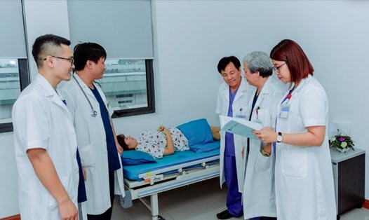 Các bác sĩ của BV Việt- Bỉ hội chẩn cho một bệnh nhân nữ. Ảnh: Thành Sơn