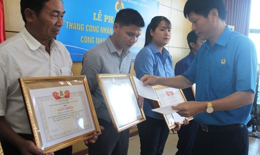 Đồng chí Nguyễn Quang Thái - Chủ tịch Công đoàn ngành Nông nghiệp & Phát triển nông thôn Hà Tĩnh trao tiền thưởng kèm giấy khen cho các công nhân lao động tiêu biểu. Ảnh: Trần Tuấn