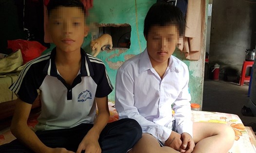 Cháu Nguyễn Duy Phụng (áo trắng trong ảnh) bị bệnh down khiến gánh nặng càng đè lên vai người mẹ.