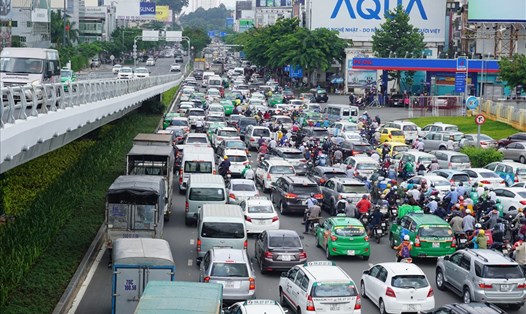 Kẹt xe trước cổng sân bay Tân Sơn Nhất.