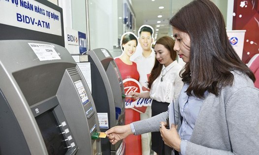 Chủ thẻ ATM được khuyến cáo nhiều biện pháp để đảm bảo an toàn khi giao dịch thẻ. Ảnh: N.H