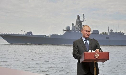 Tổng thống Nga theo dõi lễ hạ thủy tàu ngầm Belgorod. Ảnh: AP. 