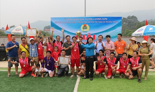 Phó Chủ tịch Thường trực LĐLĐ tỉnh Hoà Bình Nguyễn Đức Thuận trao cúp cho đội vô địch.
