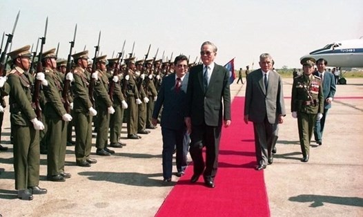 Chủ tịch Nước Lê Đức Anh và Chủ tịch Nước Lào Nuhak Phumsavan duyệt đội danh dự tại lễ đón ở sân bay quốc tế Wattay (thủ đô Vientiane), trong chuyến thăm hữu nghị chính thức Lào từ ngày 1-3.11.1993. Ảnh: TTXVN.