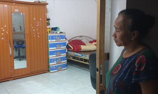Bà Đặng Thị Thanh dẫn PV Lao Động vào thăm căn phòng của  mẹ con cô giáo Chung. Ảnh: Huyên Nguyễn