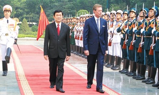 Đại Công tước Luxembourg Henri và Chủ tịch Nước Trương Tấn Sang duyệt đội danh dự trong chuyến thăm Việt Nam năm 2011. Ảnh: ĐBND.