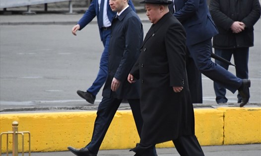 Nhà lãnh đạo Kim Jong-un trong trang phục tối màu đến Vladivostock hôm 24.4. Ảnh: Sputnik