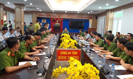 Đại tá Trịnh Ngọc Quyên - Giám đốc Công an tỉnh Bình Dương trực tiếp chủ trì buổi thông tin báo chí.