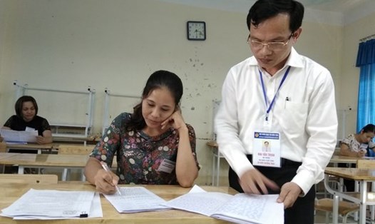 Bộ GDĐT kiểm tra công tác chấm thi tự luận tại tỉnh Hoà Bình. Ảnh: Dân Trí