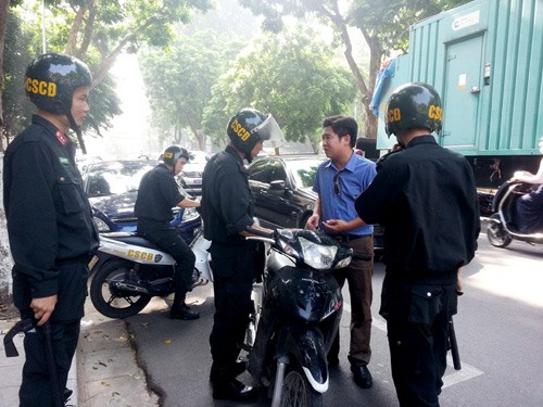 Ngoài lực lượng CSCĐ tuần tra, xử lý vi phạm ban ngày, Trung đoàn CSCĐ CATP.Hà Nội còn bố trí lực lượng hóa trang. Ảnh: PV.