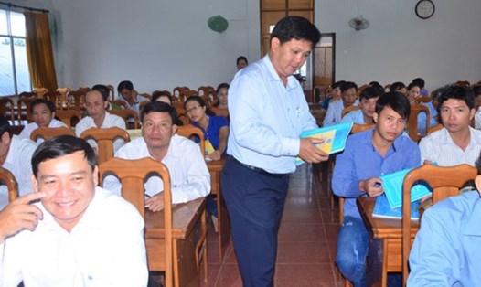 Cán bộ LĐLĐ tỉnh Cà Mau cấp tài liệu BHXH, BHYT cho người lao động.