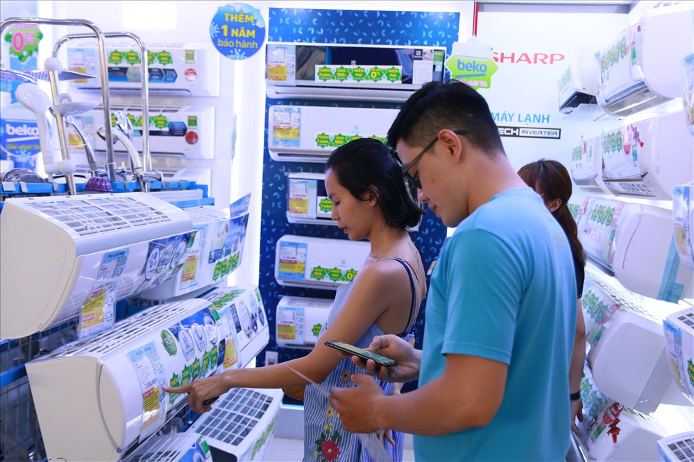 Nóng bức khiến nhu cầu mua máy lạnh của người dân tăng cao đột biến.