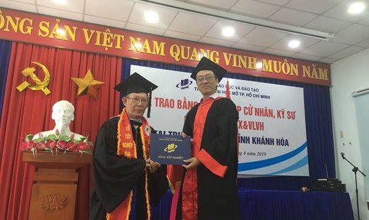 Ông Nguyễn Xuân Thanh nhận bằng ĐH loại giỏi ở tuổi 70. Ảnh: V.T 