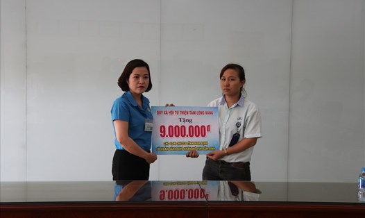 Đại diện LĐLĐ tỉnh Nam Định trao tiền hỗ trợ mổ tim cho CNLĐ có con bị bệnh.