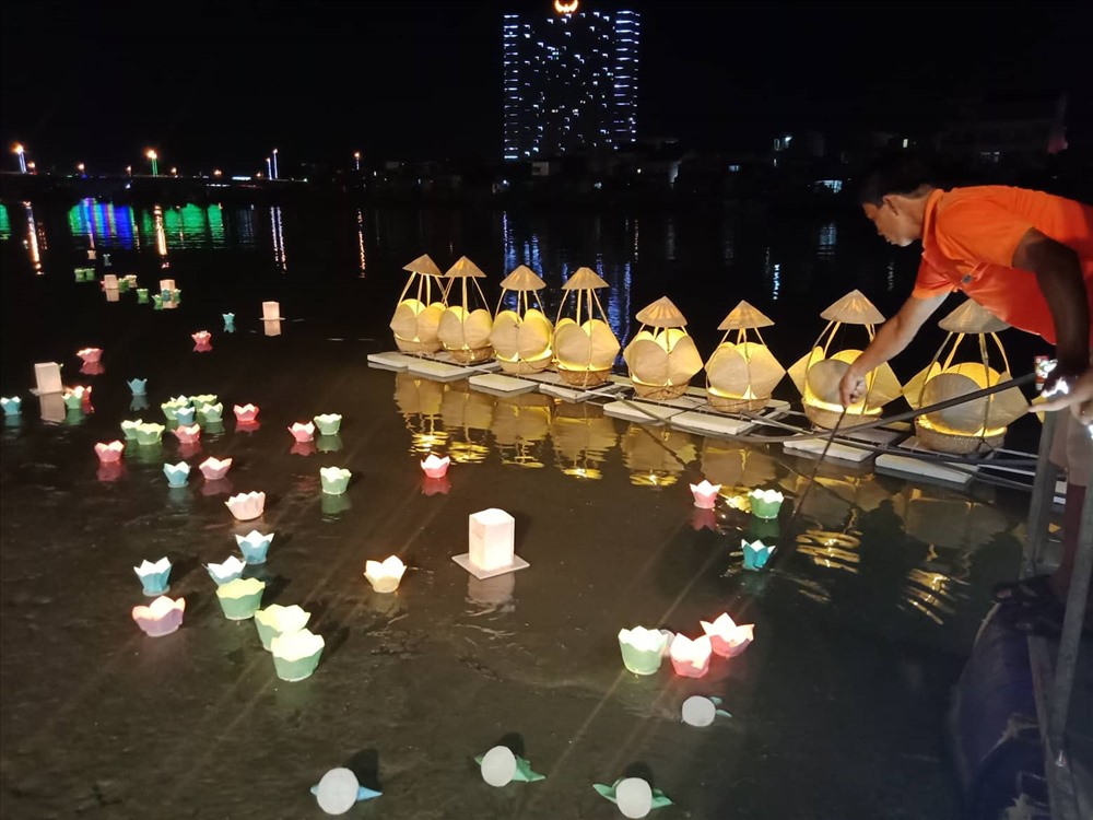 Những cánh hoa đăng là một lời ước nguyện. Ảnh: K.L