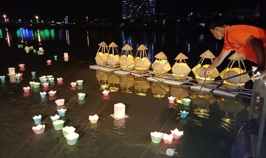 Những cánh hoa đăng là một lời ước nguyện. Ảnh: K.L