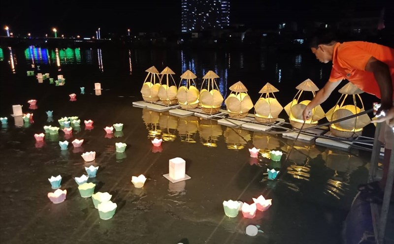 Những cánh hoa đăng là một lời ước nguyện. Ảnh: K.L