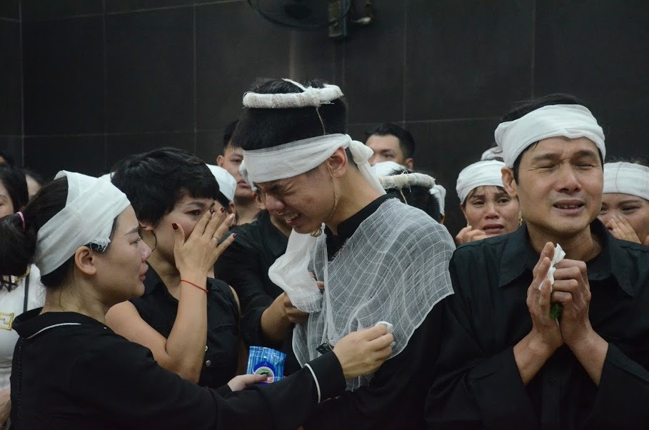 Con trai chị Hà khóc ngất vì thương mẹ.