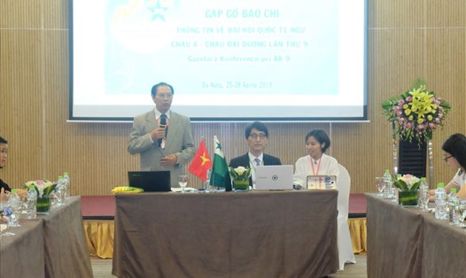 Ông Nguyễn Văn Lợi - Chủ tịch Hội Quốc tế Ngữ Việt Nam phát biểu tại buổi họp báo.