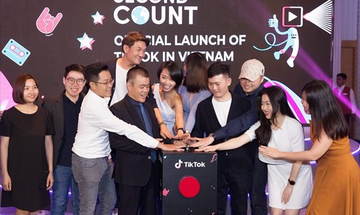 Khoảnh khắc chính thức ra mắt TikTok tại Việt Nam.