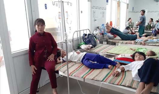 Một số em học sinh Trường TH Ninh Quý 2, có dấu hiệu nôn mửa  nặng được chuyển lên Khoa Nhi (Bệnh viện Đa khoa tỉnh Ninh Thuận) điều trị.