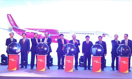 Lãnh đạo cấp cao Việt Nam và Trung Quốc cùng lãnh đạo Vietjet thực hiện nghi thức kỷ niệm 5 năm Vietjet mở đường bay đến Trung Quốc.