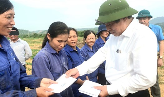 Bí thư Tỉnh ủy Quảng Bình Hoàng Đăng Quang tặng quà cho NLĐ tại Cty CP Việt Trung. Ảnh: Lê Phi Long