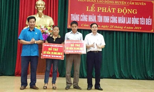 LĐLĐ huyện Cẩm Xuyên trao hỗ trợ làm 2 nhà mái ấm công đoàn