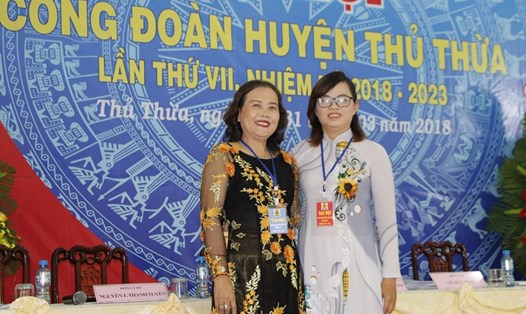 Chị Thu Tâm (bên phải) được Chủ tịch LĐLĐ tỉnh Long An chúc mừng tái đắc cử Chủ tịch LĐLĐ huyện Thủ Thừa, nhiệm kỳ 2018 - 2023. Ảnh: P.V