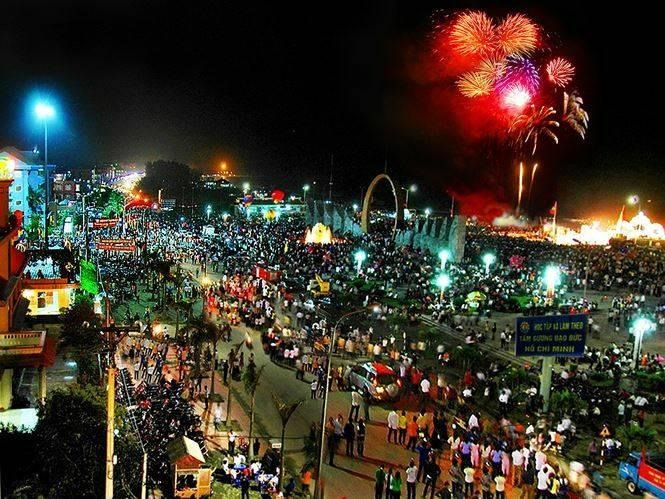 Tối 26.4, thị xã Cửa Lò sẽ tổ chức lễ hội du lịch biển với 80 dàn pháo hoa khủng, dàn ca sỹ nổi tiếng cả nước về hội tụ. Đây là lễ hội trông chờ nhất trong năm của Nghệ An.