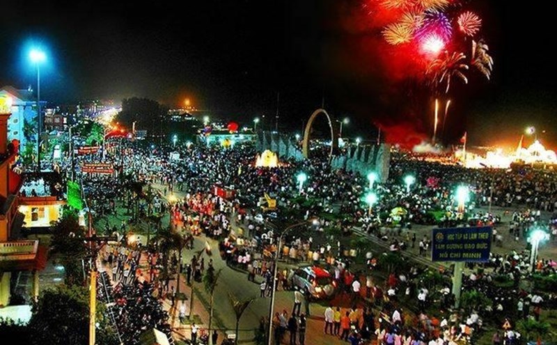 Tối 26.4, thị xã Cửa Lò sẽ tổ chức lễ hội du lịch biển với 80 dàn pháo hoa khủng, dàn ca sỹ nổi tiếng cả nước về hội tụ. Đây là lễ hội trông chờ nhất trong năm của Nghệ An.