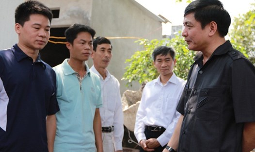 Chủ tịch Tổng LĐLĐVN Bùi Văn Cường (phải ảnh) thăm khu nhà trọ công nhân Khu công nghiệp Đồng Văn (Hà Nam). Ảnh: HẢI NGUYỄN