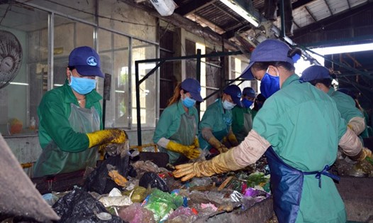 Phân loại rác tại Nhà máy xử lý rác Thành phố Cà Mau
