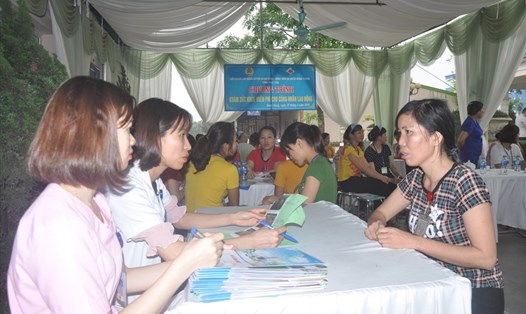 CNLĐ được khám, tư vấn sức khỏe miễn phí ngay tại Lễ phát động Tháng CN 2019 tại Phú Thọ. Ảnh: QUẾ CHI 