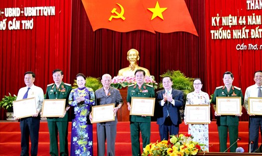 Chủ tịch Quốc hội Nguyễn Thị Kim Ngân trao Huy hiệu cao niên tuổi Đảng cho các đồng chí lão thành cách mạng.