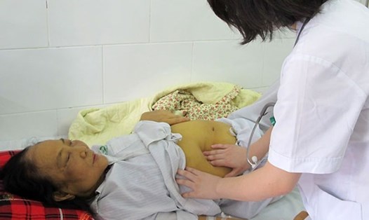 Một bệnh nhân phải điều trị tại BV Bạch Mai do biến chứng của nhiễm virus viêm gan B. Ảnh: VNExpress