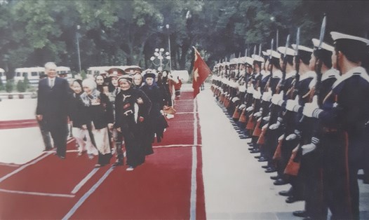 Chủ tịch Nước Lê Đức Anh cùng các mẹ Việt Nam anh hùng duyệt hàng quân danh dự trong khuôn viên Phủ Chủ tịch tháng 12.1994. Ảnh tư liệu 