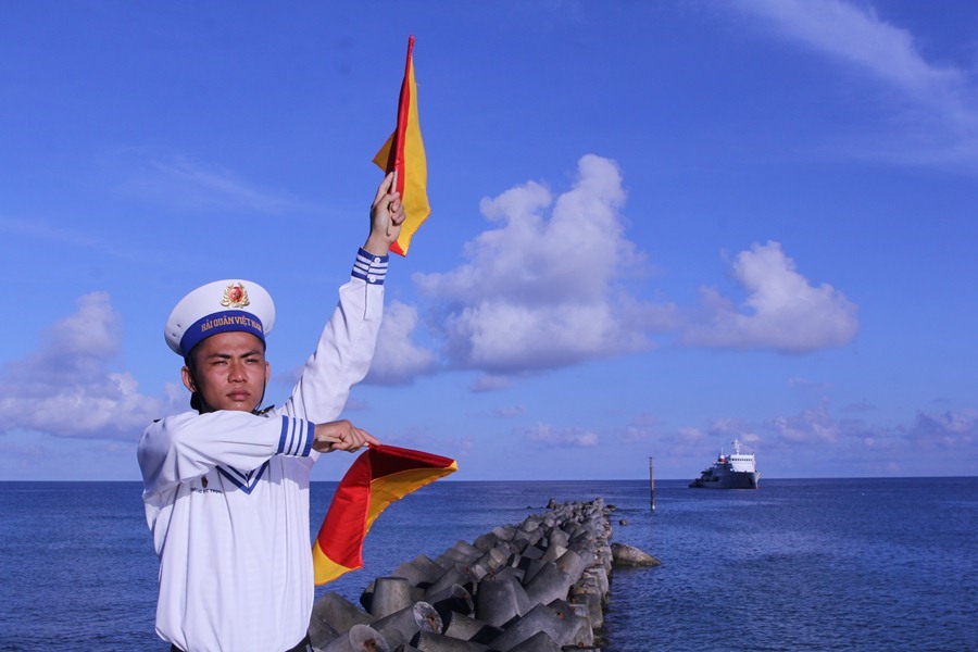 Chiến sĩ Trường Sa ngày đêm canh gác bảo vệ biển đảo quê hương.