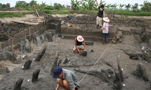 Các chuyên gia Nhật Bản và Viện khảo cổ học khai quật Bãi cọc Đồng Má Ngựa năm 2009. Ảnh: NGÔ ĐÌNH DŨNG