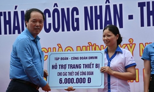 Đồng chí Lê Nho Thướng, Ủy viên Ban Chấp hành Tổng LĐLĐVN, Chủ tịch CĐ Dệt May Việt Nam trao hỗ trợ trang thiết bị cho các thiết chế CĐ. 