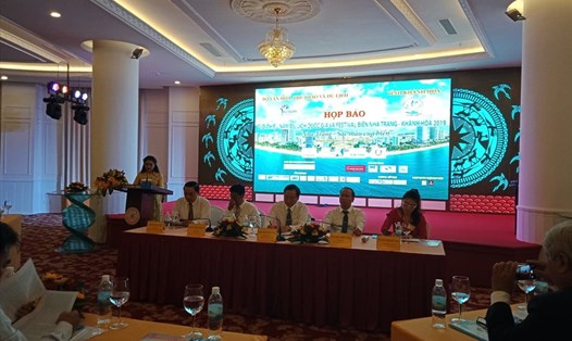 UBND tỉnh Khánh Hòa chủ trì họp báo "Năm du lịch quốc gia năm 2019" và "Festival Biển Nha Trang - Khánh Hòa". 