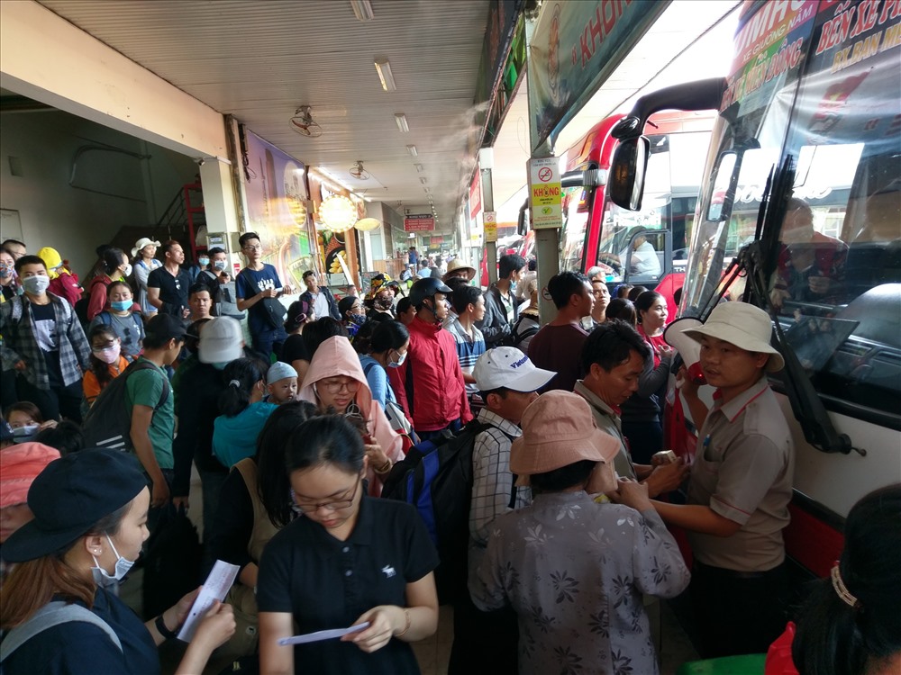 Hành khách chờ lên xe về quê nghỉ lễ ở Bền xe Miền Đông.  Ảnh: M.Q