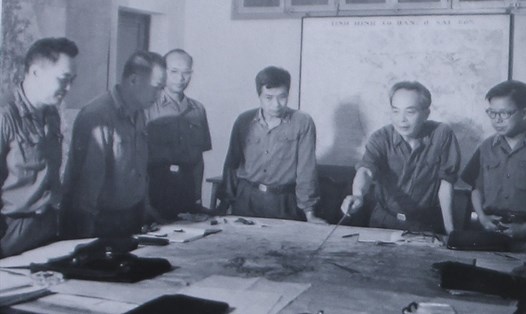 Đại tướng Võ Nguyên Giáp - Tổng Tư lệnh Quân đội Nhân dân Việt Nam làm việc tại Hầm D67.
