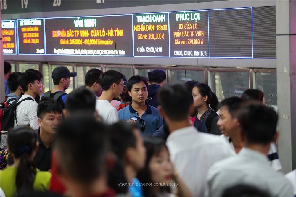 Tuy nhiên tại bến xe Giáp Bát và Nước Ngầm thì ngược lại. Vào lúc 17h, người dân đổ về đây rất đông.