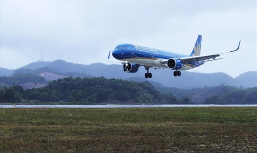   Máy bay của Vietnam Airlines hạ cánh tại Cảng hàng không quốc tế Vân Đồn. Ảnh: Đỗ Phương 