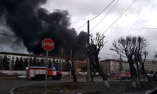 Cháy tại nhà máy sản xuất tên lửa Sarmat ở Siberia. Ảnh: VK.com