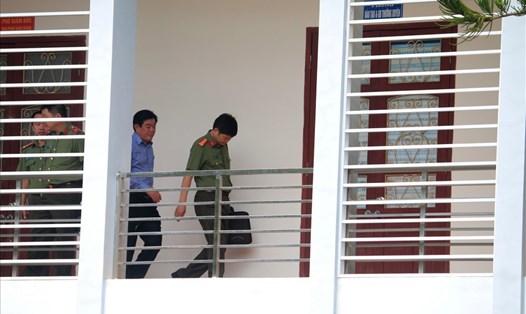 Ông Hoàng Tiến Đức (áo xanh) -Giám đốc Sở GDĐT tỉnh Sơn La dẫn lực lượng an ninh điều tra tới các phòng làm việc của cán bộ liên quan đến vụ việc để kiểm tra, thu thập chứng cứ.